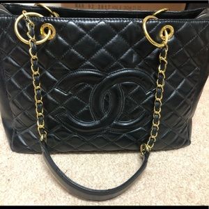 Stylish black tote bag